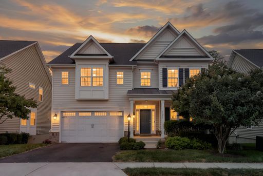 Gorgeous and meticulously maintained 5 BR/ 4.5 BA SFH In Ashburn – photo 1