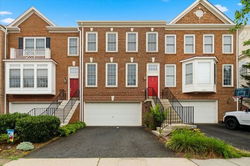 Beautifully maintained 3BR/3.5BA townhome in the highly desirable South Riding community of Chantilly – photo 1