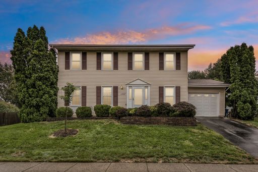 4 bedroom. 2.5 bathroom home in Crestrbook community of Herndon – photo 1