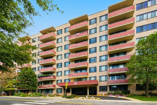 Bright, spacious, and ideally located, this one-bedroom, one-bathroom condo in North Arlington – photo 1