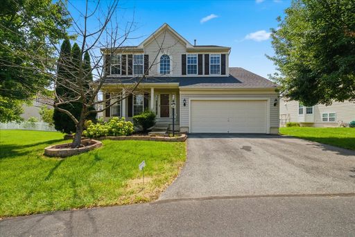 5 BR/3.5 BA Refreshed and Exceptionally Spacious SFH In Chantilly! – photo 1
