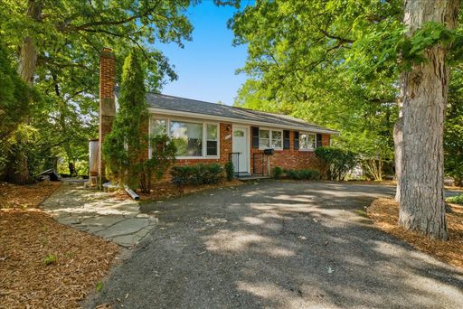 Bright & Updated 3BR Arlington Home – photo 1