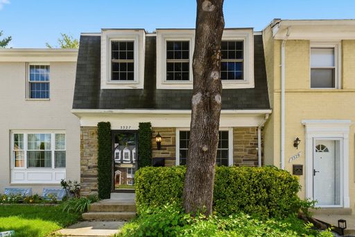 Spacious Three-Level Townhome in a Prime Annandale Location – photo 1