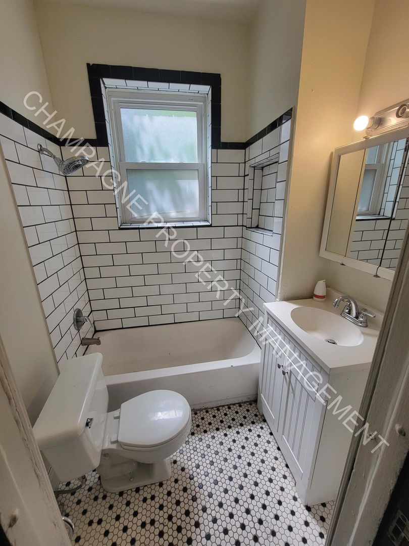 Newly Renovated 2 Bed 1 Bathroom Apartment 4 of 8