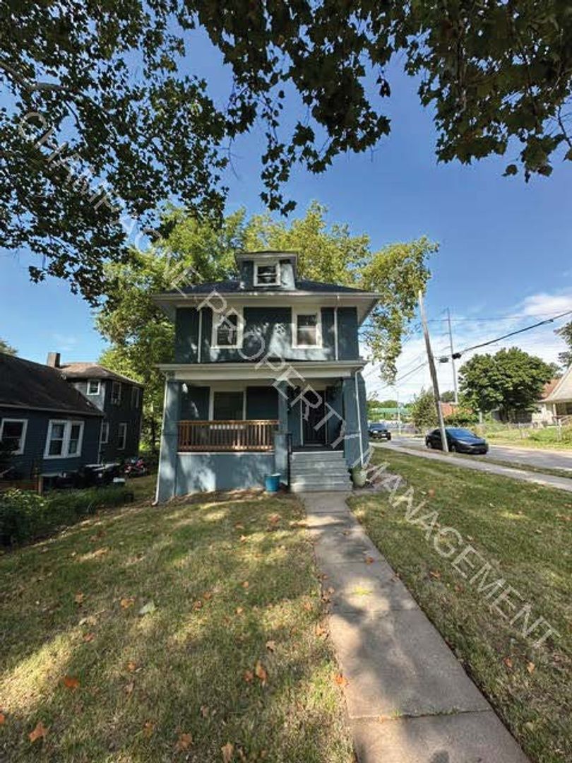 Kansas City House: 4100 Forest Avenue