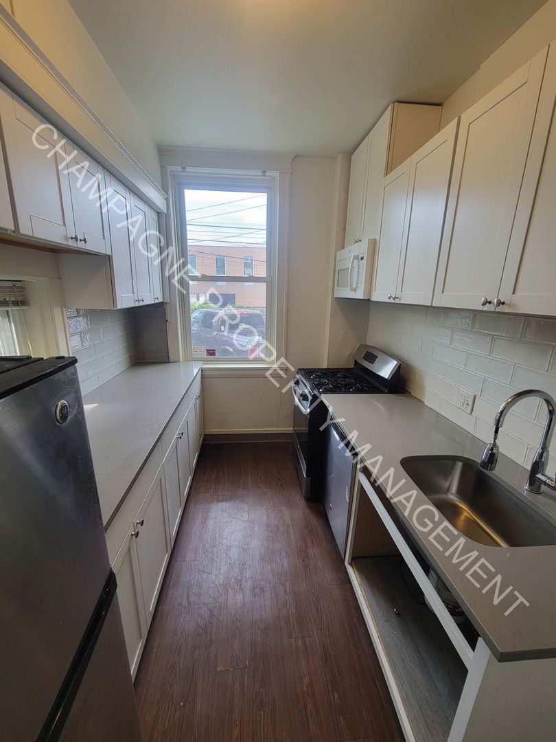Newly Renovated 2 Bed 1 Bathroom Apartment 8 of 8