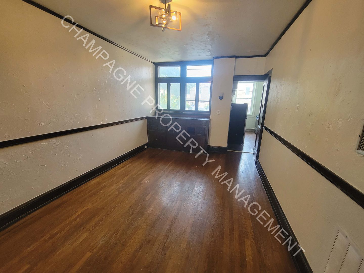 Newly Renovated 2 Bed 1 Bathroom Apartment 5 of 8