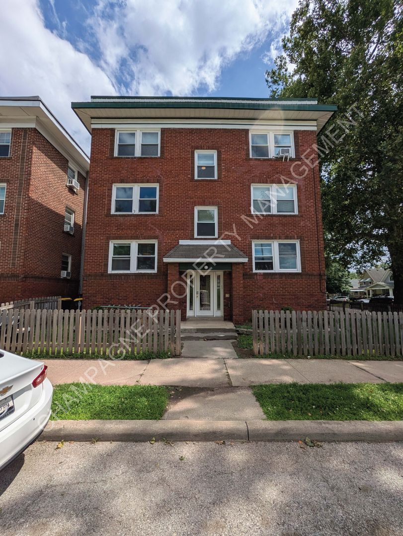 Kansas City Apartment: 1123-1125 W 40th St.