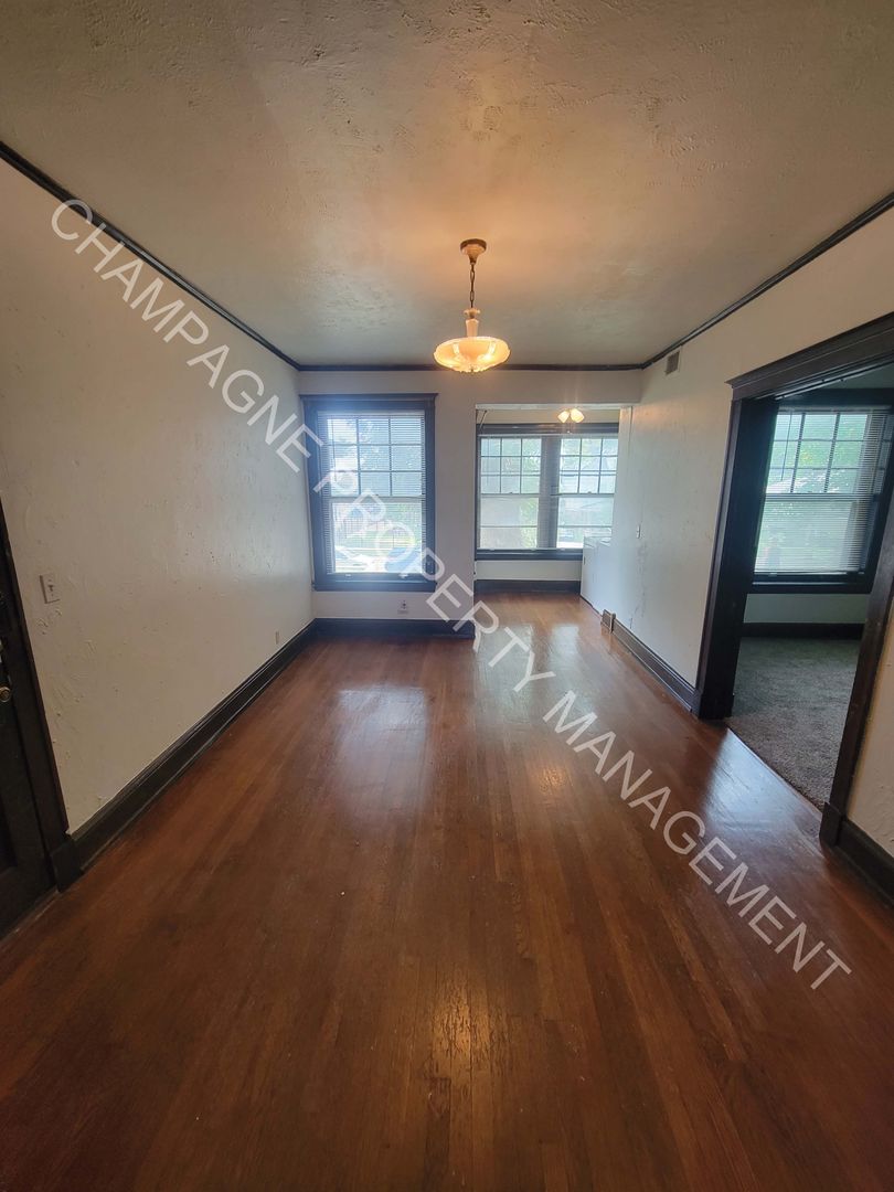 Newly Renovated 2 Bed 1 Bathroom Apartment 6 of 8