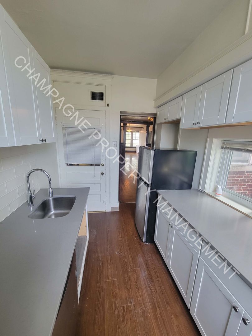 Newly Renovated 2 Bed 1 Bathroom Apartment 3 of 8