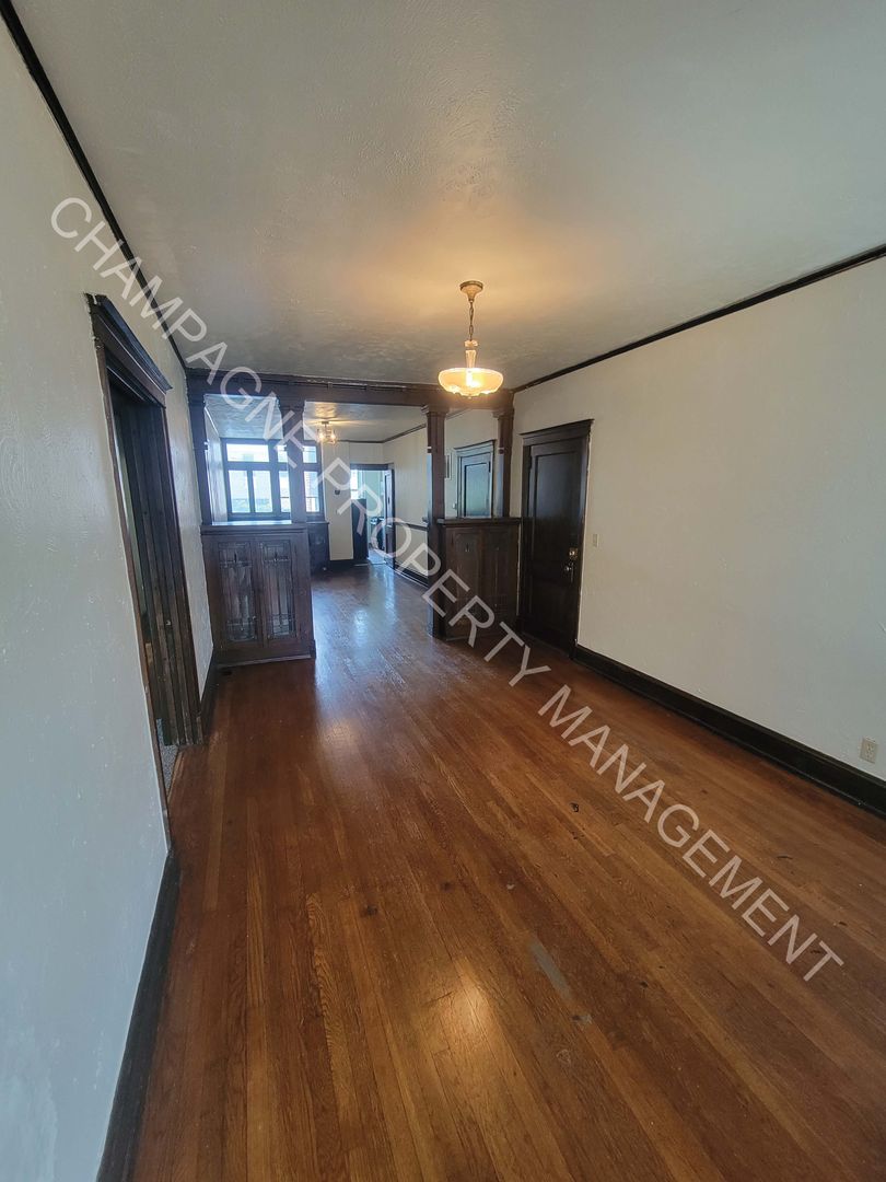 Newly Renovated 2 Bed 1 Bathroom Apartment 7 of 8