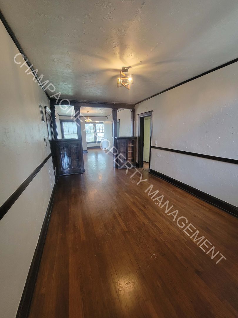 Newly Renovated 2 Bed 1 Bathroom Apartment 2 of 8