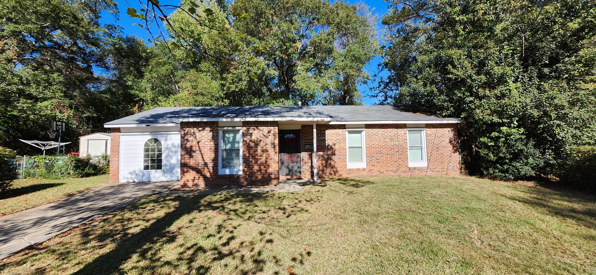 Columbus House: 3669 Surrey Ln