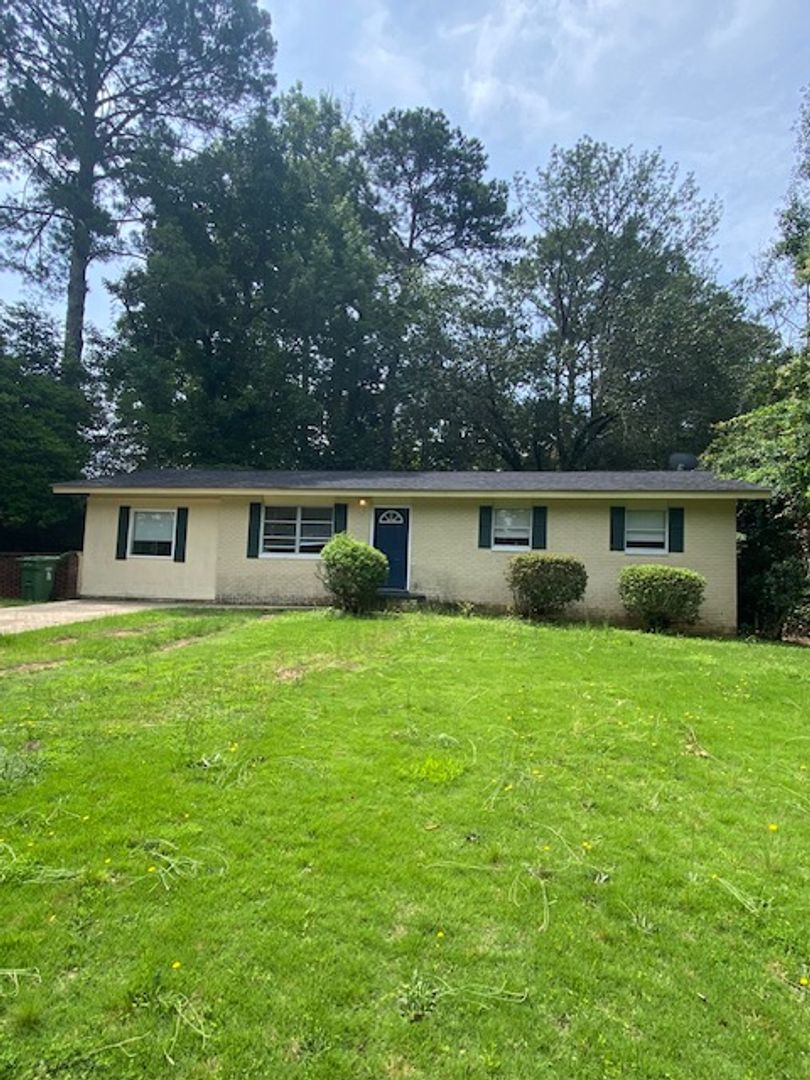 Columbus House: 5838 Fairchild Dr