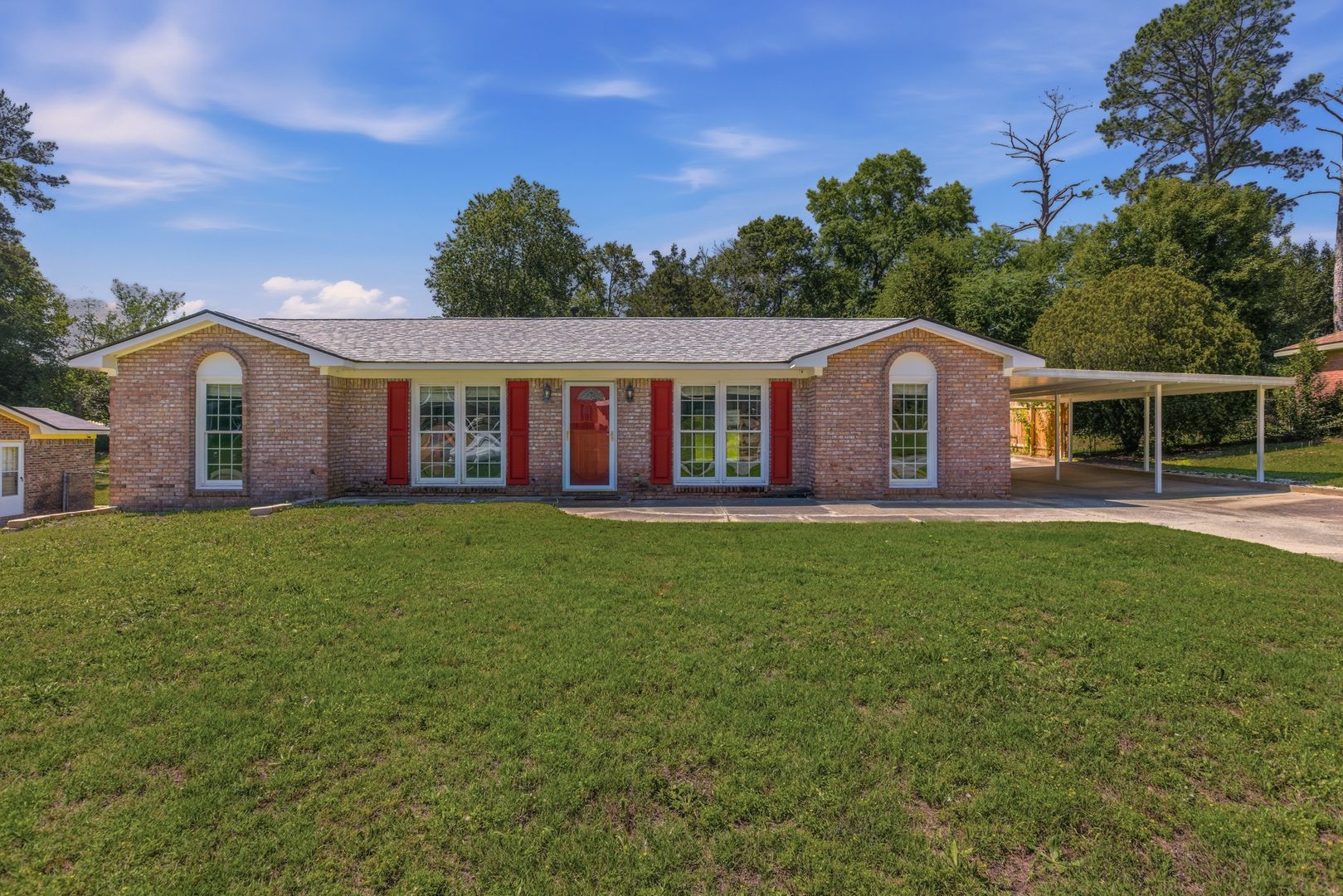 Columbus House: 5010 Willowbrook Dr