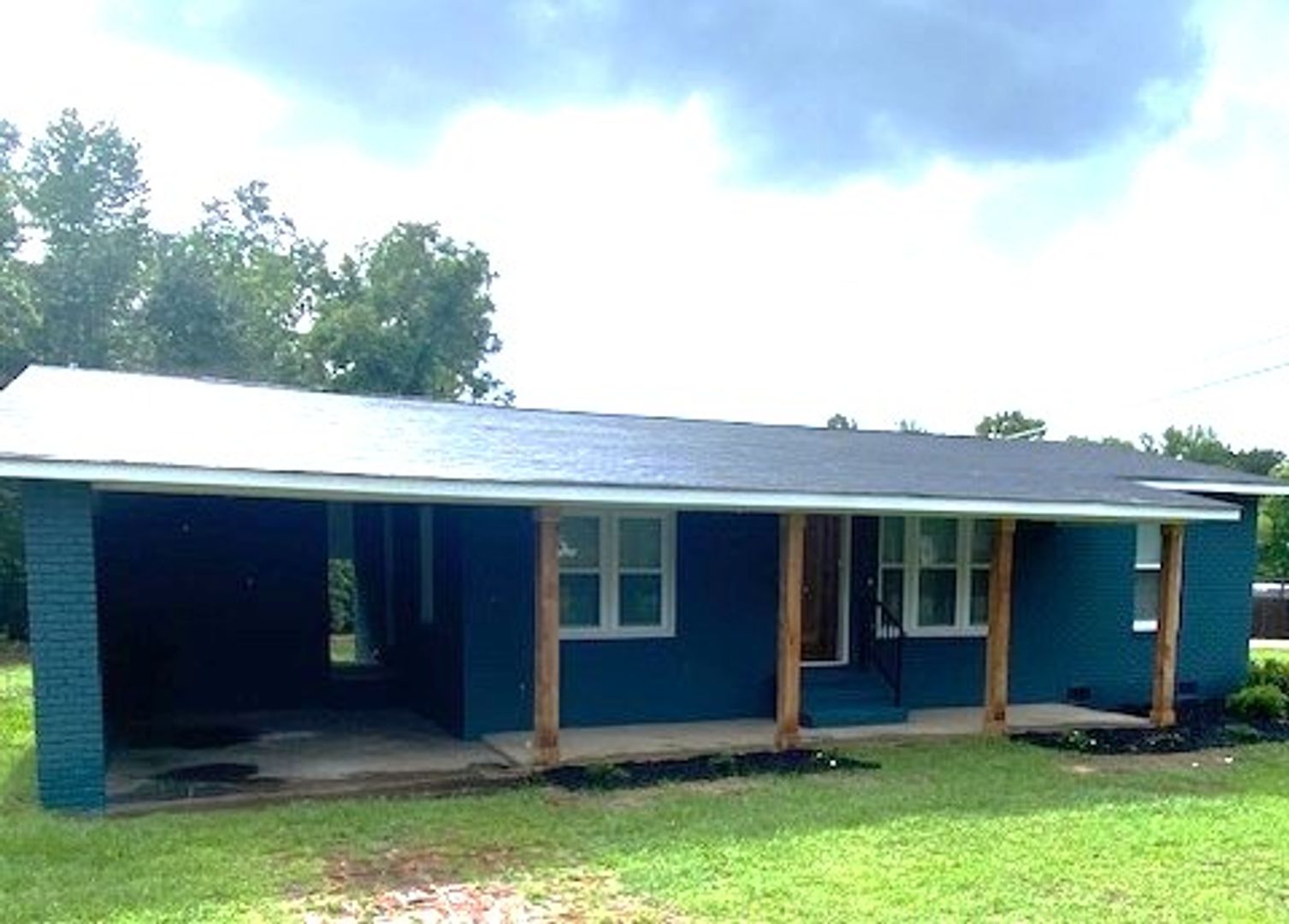Smiths Station House: 135 Lakeview Avenue