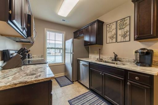 Chandler Pointe Middle unit 2 Bedroom/2 Bathroom Townhome w/Private Courtyard For a limited time only, we’re offering your FIRST MONTH RENT FREE when you sign a 13–18 month lease. This is an incredible opportunity to enjoy luxury living, flexible lease te – photo 1