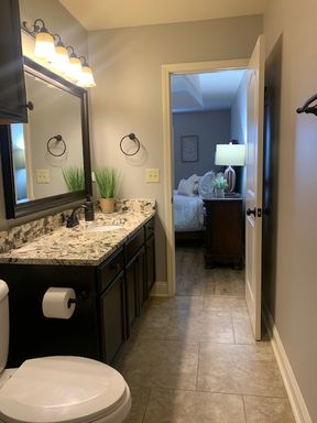 Chandler Pointe Middle unit 2 Bedroom/2 Bathroom Townhome w/Private Courtyard For a limited time only, we’re offering your FIRST MONTH RENT FREE when you sign a 13–18 month lease. This is an incredible opportunity to enjoy luxury living, flexible lease te – photo 1