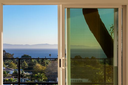 INSPIRING OCEAN VIEWS**DECK**BLUFF TOP**6 BLOCKS TO OCEAN*DEAD END ST – photo 1