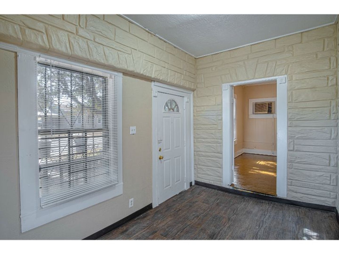 San Antonio House: 639 Canton