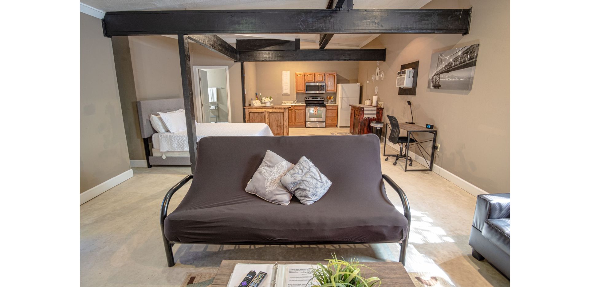 San Anton Apartment: 1214 Florida St