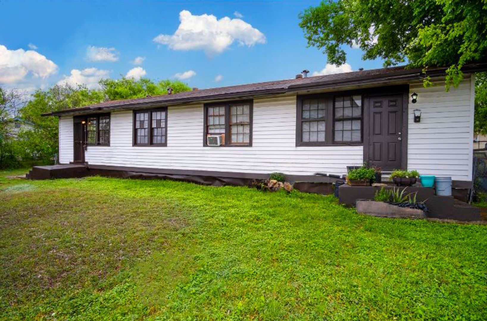 San Antonio House: 512 Bee St