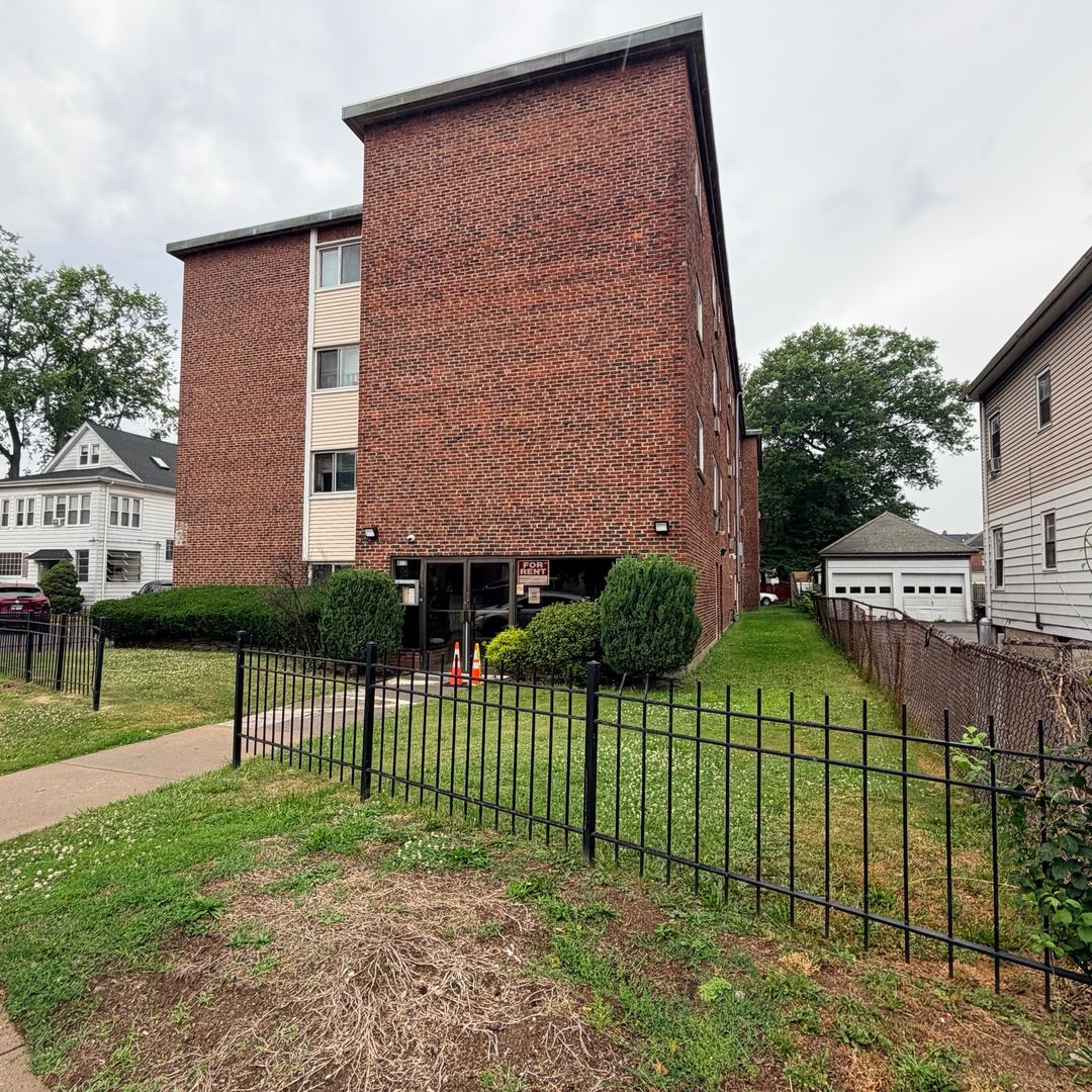 HARTFORD Apartment: 813 MAPLE AVE