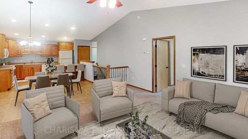 3 BD, 2.5 BA TOWNHOME, DOUBLE ATTACHED GARAGE, PET FRIENDLY, WALK OUT DECK, LOTS OF SPACE! – photo 1