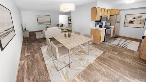 2 BDS TOWN HOME, ATTACHED GARAGE, AMENITY FILLED, & GREAT LOCATION!