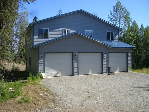 3BR, 2.5BA home with 3 car garage with lake access