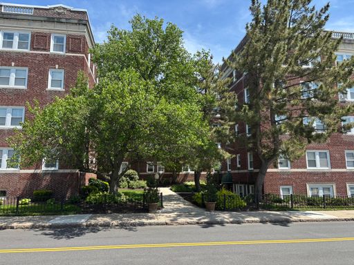 Spacious Top Floor Unit, Large Bedroom – photo 1