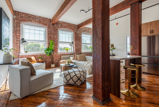 Spacious & Newly Renovated 2 Bed/1 Bath! – photo 1