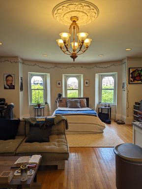 Back Bay studio with sleeping alcove on Comm Ave! – photo 1