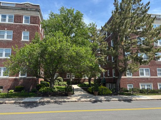 Now Offering 1/2 Month Free! Cozy One Bedroom Apartment Located Just Steps from Malden Center & Public Transportation – photo 1