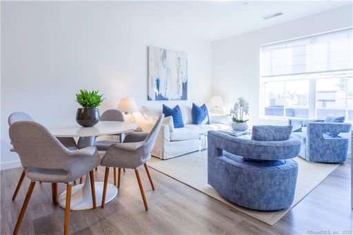Modern One Bedroom walk to Train!
