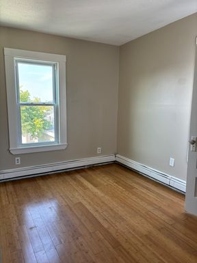 10-12 Rockdale Ave, 3, Lowell, MA 01854