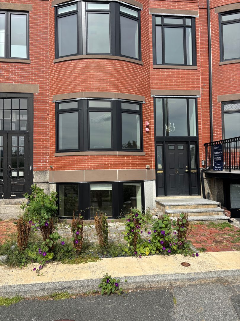 East Boston House: R - 5 Brigham St #1