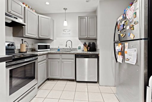 Spacious 1 bedroom, updated kitchen, heat/hot water included – photo 1