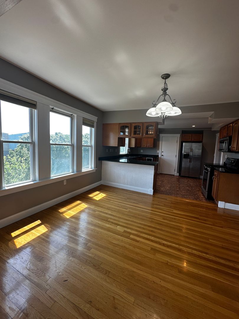 Boston House: 29 South Sydney St. #3