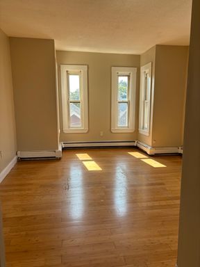 10-12 Rockdale Ave, 3, Lowell, MA 01854