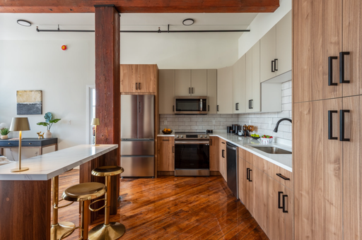 Expansive Top Floor 2 Bed/1 Bath! – photo 1