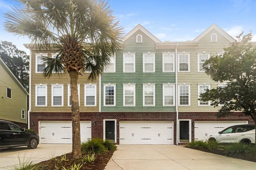 Beautiful 3BR Townhome with Balcony, Pool & Tennis Access