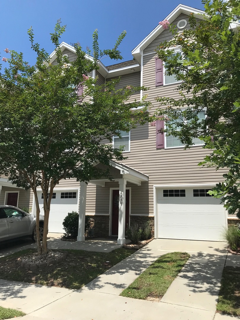 Charleston House: 4055 Hartland Street