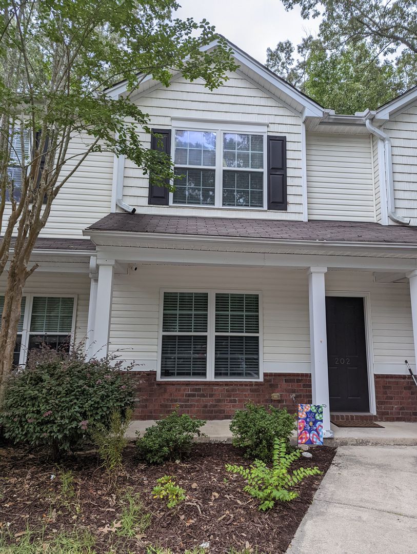 Summerville Townhome: 202 Twin Tree Drive