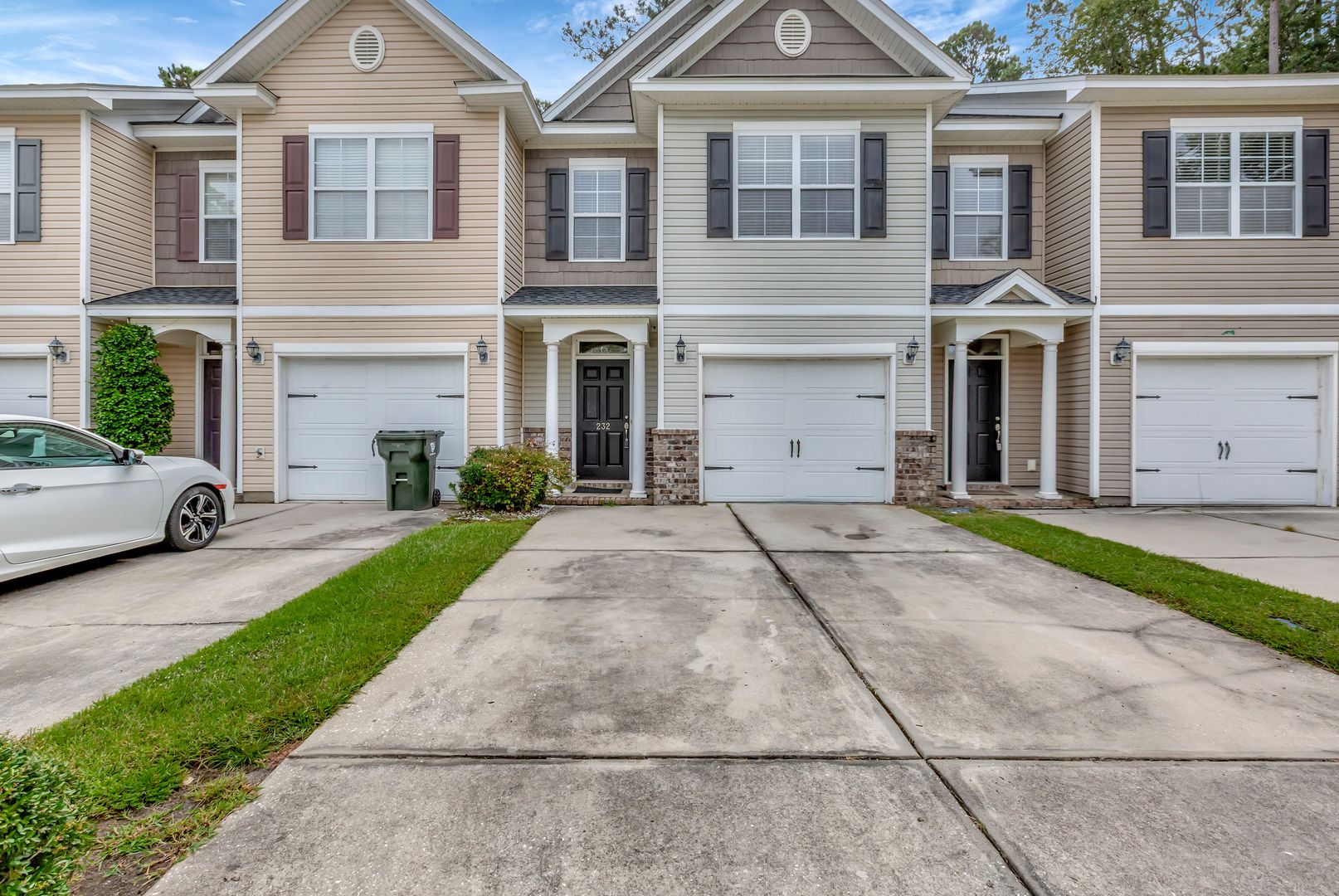 Summerville House: 232 S Lamplighter Lane