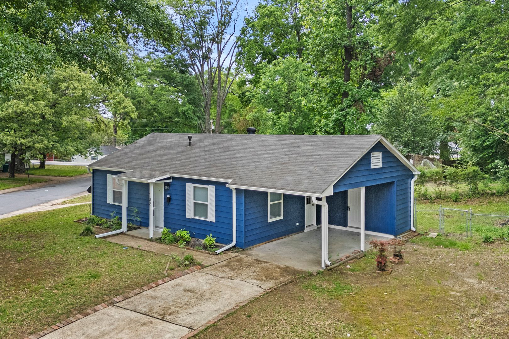 Benton House: 102 Pine Cir