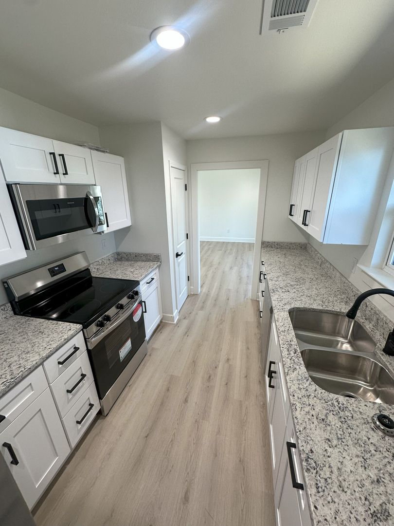 Jacksonville House: 169 Wildflower Dr