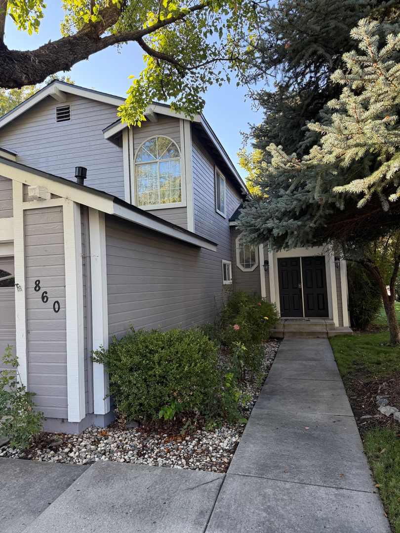 Reno House: 860 Swaledale Dr