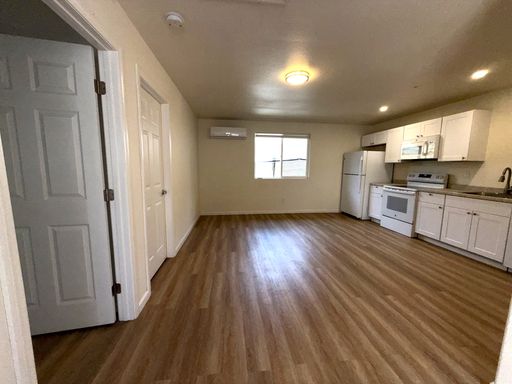 2 Bed / 1 Bath Apartment All Utilities Included – photo 1