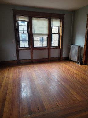 2 bedroom apartment- Heat an hot water included